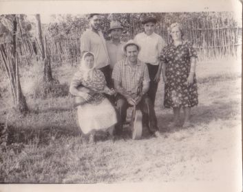 Каузов Н.Л.(сидит) с родственниками, слева первый стоит брат Константин