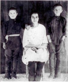 Александр Петрович Смолихин , Анна Кирилловна Глуцких (тетя) , Сергей Петрович Смолихин.