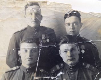 Младший брат Малышева Василия Петровича, Виктор(справа внизу)
