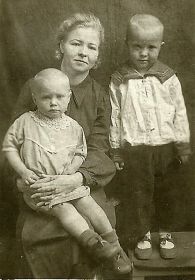 Жена Антонина и дети: сын Герасим (1937 г.р.) и дочка Нина (1940 г.р.). Снимок сделан в 1942 году.
