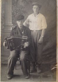 Малышев Виктор Петрович ( с гармошкой), довоенное фото. Младший брат Василия Петровича.