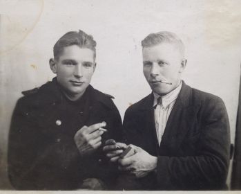 Старший брат Малышева Василия Петровича, Иван Петрович(справа)
