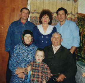 Гасниковы Мария и Алексей с детьми Людмилой, Анатолием, Владимиром и внуком
