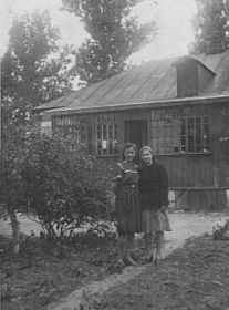 Ира и Галя у родного дома. Бавария.
