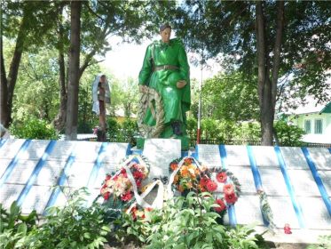 Братская могила на площади О.Борканюка в п.Ясиня Раховского района Закарпатской области Украинской ССР