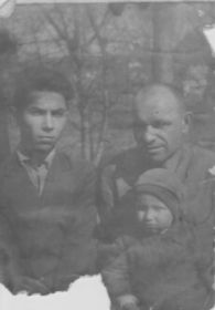 Папа Миши - Иосиф Васильевич Притулин с сестрой Галей на руках.