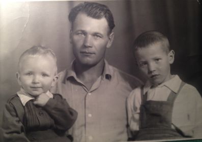 Малышев Виктор с детьми , Саша (слева) и Юра.