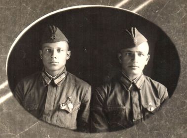 Гасников Алексей Николаевич (слева) с другом Сафроновым Анатолием г. Спасск 1939 г.