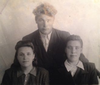 Малышев Виктор , Малышева Клавдия (слева), жена брата Алексея и ее сестра .