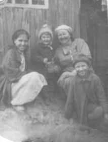 Сестры Лена и Галя за 2 месяца до войны(слева Лена- ее фашисты угонят в Австрию, внизу Галя- будет беспризорничать в оккупированном Харькове).
