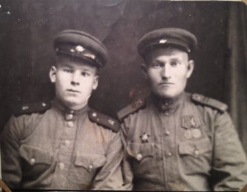 Младший брат Виктора , Анатолий ( слева ) с другом по службе