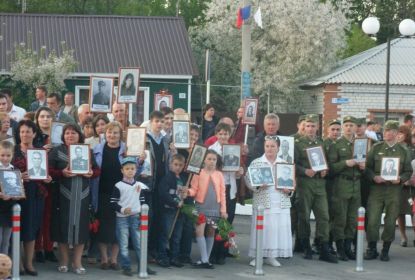 В колонне Бессмертного полка Коротояка  фотография Волкова Л.А.