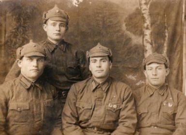Д.Н. Таранцов с однополчанами ( первый справа)
