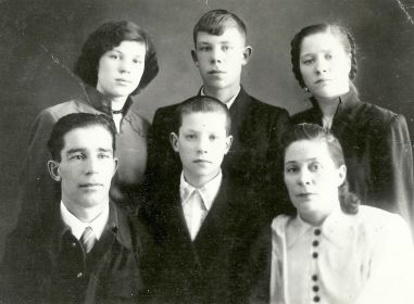 1953 год. С женой и детьми.