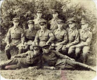 Д.Н. Таранцов со своими однополчанами ( второй слева во втором ряду)