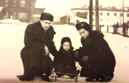 С мужем Иваном Петровичем Седовым и сыном Юрием Ивановичем Седовым