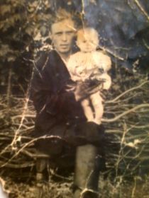 Мой Дед и на руках мой Отец