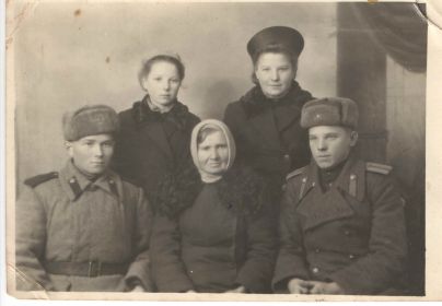 Н.Ф.Сытинский(справа) с матерью, сестрами и братом. 25.03.1947г