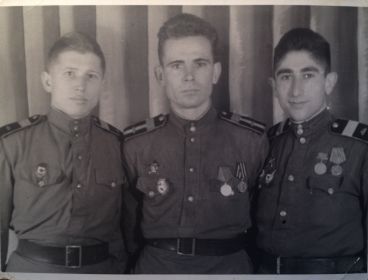 Слева , старший брат Екатерины , Серов Николай Федорович.