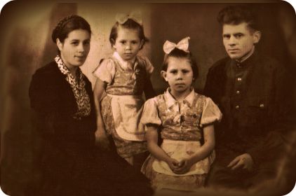 С женой и дочками (Тамарой и Ниной) в г. Станиславе (Ивано-Франковск)