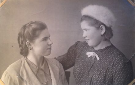 Две подруги Екатерина Бурова (Воловикова) и Екатерина Малышева(Серова),справа. 25.02.1946г.