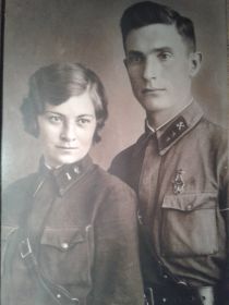 С мужем - Мельниковым Виктором Сергеевичем. Сентябрь 1940 года, г. Кишинёв.