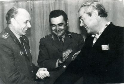 Вручение медали моему прадедушке Алексееву Николаю Ильичу (справа) 1985 год