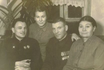 Молодая семья Ивановских с родителями - Коптевыми ( Александр Денисович и Ксения Ивановна)