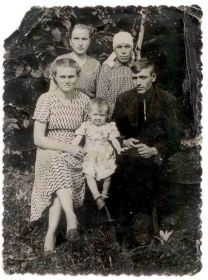 Мария Михайловна Землянова(Вострова), её дети : Юрий с супругой, Нина.