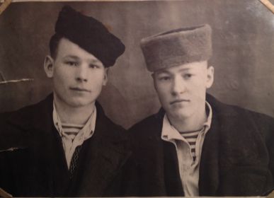 Младший брат Алексея,Анатолий (слева)
