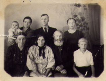 Егор (отец),мать Аксинья.Иван Егорович с супругой и детьми.Тёти-Ефросинья Ивановна  и Татьяна Ивановна Смолихины