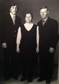 Иван Петрович Малышев с женой Анной Егоровной и сыном Геннадием.
