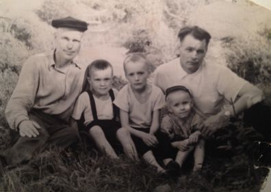 Родные братья Василия, Алексей (слева) и Виктор (справа), с детьми.