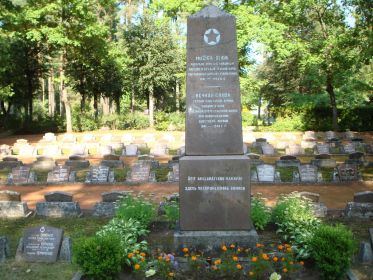 Латвия, гор. Огре, гор. кладбище, захоронение 486 солдат Краснопй Армии, ВОВ