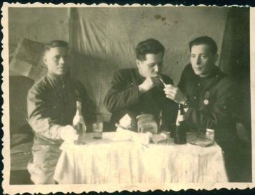 Военные будни на Ленинградском фронте (Якубенко С.С. в центре)