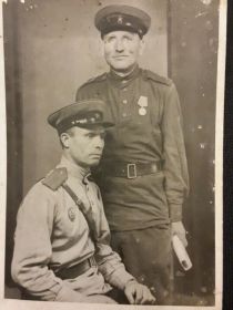 9 мая 1945г. Чехословакия, г.Братислава. командир взвода, старшина Евдокимов Ф.Ф. с боевым товарищем.