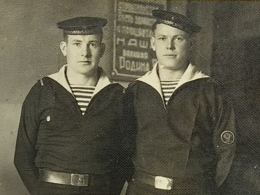 Захаров В.А. (справа) с сослуживцем