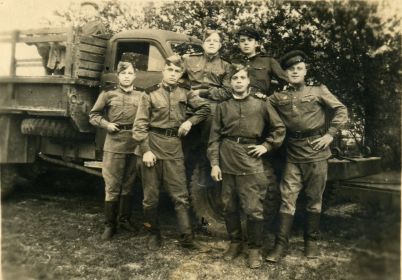Бархатов Сергей Николаевич с боевыми товарищами (на фото - в верхнм ряду - слева)
