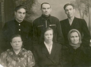 Тёща Ядрихинская Евгения Яковлевна, жена Валентина Григорьевна с братьями Николаем и Анатолием, жена Анатолия Галина - 1958 год.