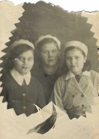 Меховых Валя 18 лет 28.11.1943г. ( в центре)