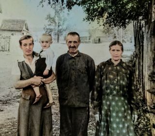 Слева - (Соболева)(Белова) Скородумова Валентина Ивановна 19.04.1941 г.р. с сыном(Юрий 05.09.1961г.р.), по центру Соболев Алексей