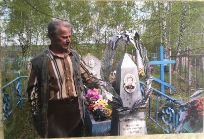 Невареных Николай Васильевич на могилке у отца 2007 год