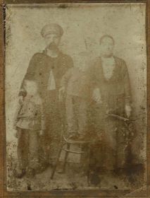 Семья Венгер Николай Пимонович, Пелагея Михайловна, слева Георгий, на стуле Иван, примерно 1915 г.