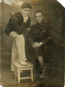 Венгер И.Н. сидит на стуле, с братом Алексеем