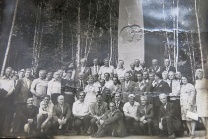 Встреча ветеранеов подразделения где служил Александр Васильевич Мирошин. Фотография сделана под г. Киржач, на месте гибели Юрия Гагарина.