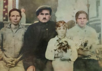 Предвоенное фото семьи Даниленковых