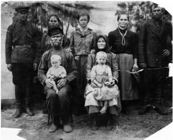 Фото 1930-1931 г. Крайний справа Иосиф Сергеевич рядом со своей женой Ниной Гавриловной. Справа на руках дочь Екатерина. Слева на руках сын Алексей (мой прадед)