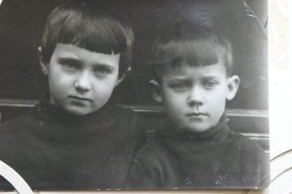 С братом Валерием. Предвоенный снимок.