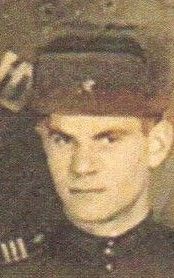 гвардии сержант Титов А.М.  сфотографирован при развернутом знамени  части за отличные показатели боевой и политической подготовке.1951 г.