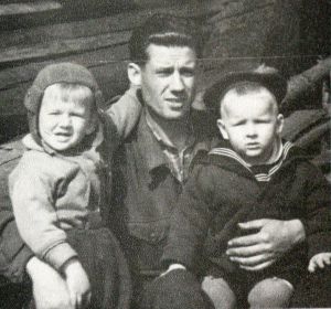С сыном Колей и племянником Алёшей. 1960 год.